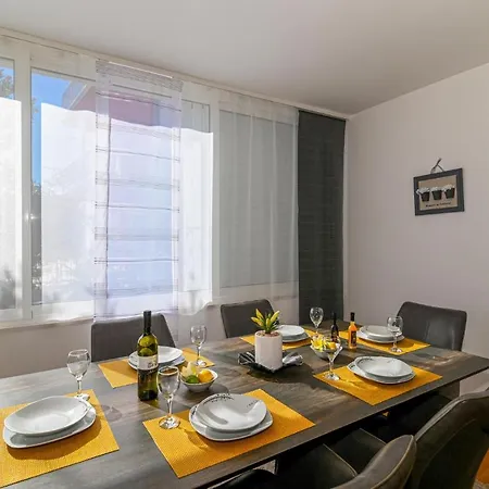 Cozy In Okrug Gornji With Kitchen Trogir