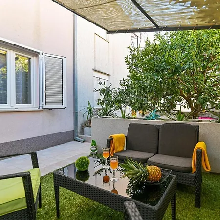 Cozy In Okrug Gornji With Kitchen Trogir