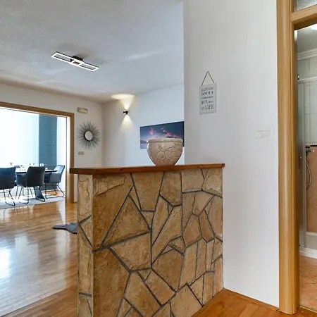 Cozy In Okrug Gornji With Kitchen * Trogir