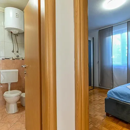 Cozy In Okrug Gornji With Kitchen Trogir