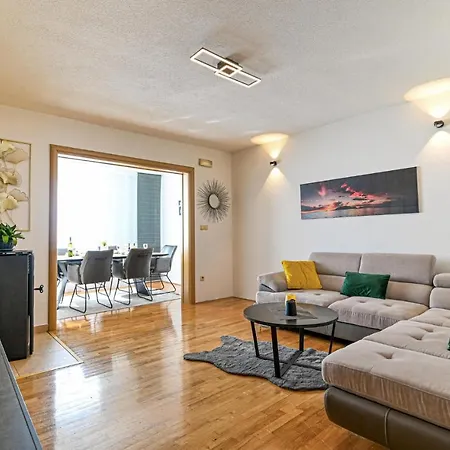 Appartement Cozy In Okrug Gornji With Kitchen *