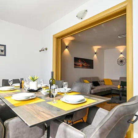 Cozy In Okrug Gornji With Kitchen * Trogir