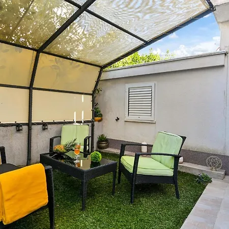 Cozy In Okrug Gornji With Kitchen Appartement