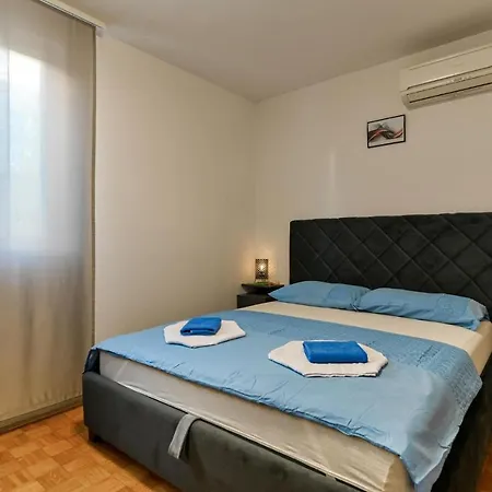 Cozy In Okrug Gornji With Kitchen *
