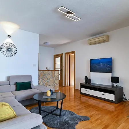 Cozy In Okrug Gornji With Kitchen Trogir