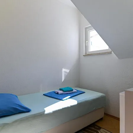 Cozy In Okrug Gornji With Kitchen Appartement